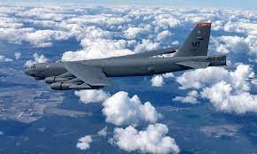 Американский ядерный бомбардировщик B-52 проводил маневры недалеко от города Петербург